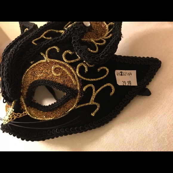 2 NWT masks - Picture 4 of 4
